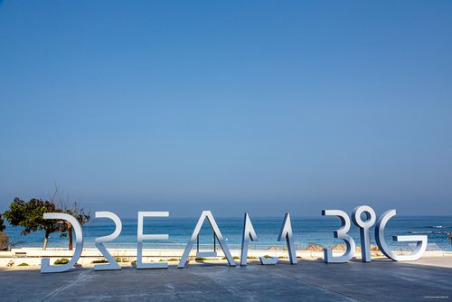 Vor dem Simon Peres Center, nahe Tel Aviv, eine Leitidee
